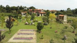 - une vue aérienne sur un parc avec une aire de jeux dans l'établissement Quinta Lama de Cima, à Fafe