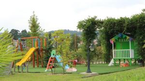 un parc avec une aire de jeux avec un toboggan dans l'établissement Quinta Lama de Cima, à Fafe