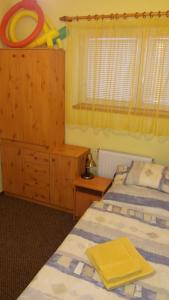 ヘーヴィーズにあるMolnár Apartmanのベッドルーム1室(ベッド2台、ドレッサー付)