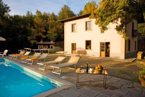 willa z basenem przed domem w obiekcie VILLA LE BALZE Tuscany, private pool, property fenced, pet allowed. w mieście Poppi