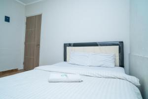 Ένα ή περισσότερα κρεβάτια σε δωμάτιο στο 77 Guest House Serpong Mitra RedDoorz