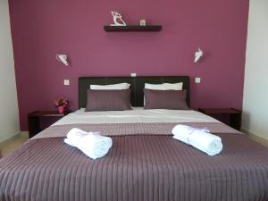 um quarto com uma cama grande com duas toalhas em Roseberry Studios em Faliraki