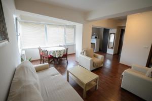 Tuya Residence في إيفوري نورد: غرفة معيشة مع أريكة وطاولة