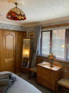 Televízia a/alebo spoločenská miestnosť v ubytovaní Remarkable 2-Bed Cottage in tranquil setting