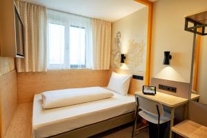 Кровать или кровати в номере McDreams Hotel Ingolstadt