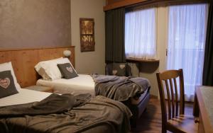 Ένα ή περισσότερα κρεβάτια σε δωμάτιο στο Hotel Larice Bianco