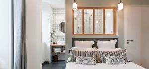 Cama ou camas em um quarto em Hôtel Les Costans, The Originals Relais
