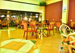 Un restaurant u otro lugar para comer en Klique Hotel Eldoret