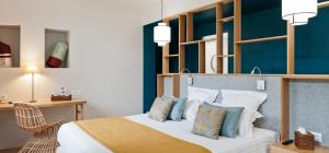 Cama ou camas em um quarto em Hôtel Les Costans, The Originals Relais