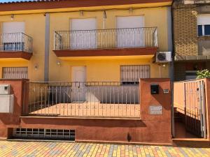 - un bâtiment avec 2 balcons sur le côté dans l'établissement CASA MANUELA, à Chella