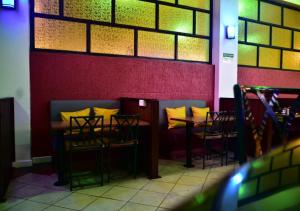 Un restaurant u otro lugar para comer en Klique Hotel Eldoret