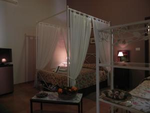 een slaapkamer met een stapelbed en een tafel met een fruitschaal bij Masseria Case Damma in Case Monterosso