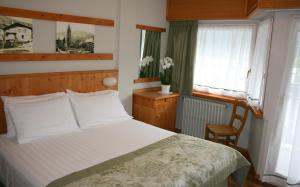 Ένα ή περισσότερα κρεβάτια σε δωμάτιο στο Hotel Larice Bianco