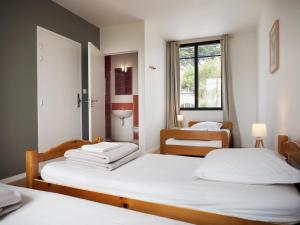 プルゲルノーにあるGîte Les Pingouins du Phareのベッドルーム1室(ベッド2台、窓付)