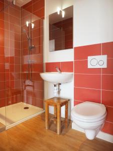 uma casa de banho com um WC, um lavatório e um chuveiro em Gîte Les Pingouins du Phare em Plouguerneau