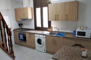 Kuchyňa alebo kuchynka v ubytovaní apartament dúplex "Alsina"