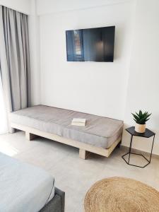 TV a/nebo společenská místnost v ubytování Aelia Seaside Luxury Suites