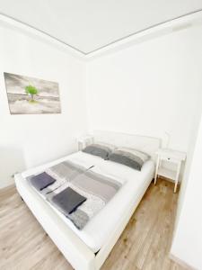 Katil atau katil-katil dalam bilik di LUXURY apartment in the centre with a place for barbecue party