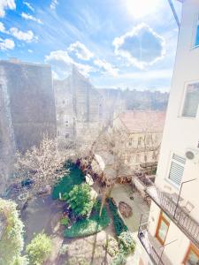 A bird's-eye view of LUXURY apartment in the centre with a place for barbecue party