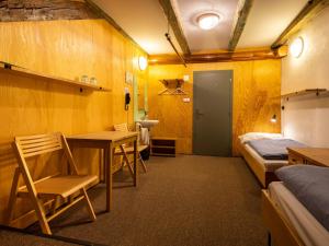Postel nebo postele na pokoji v ubytování Zámecký Hostel Litomyšl
