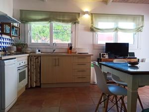 Kuchyň nebo kuchyňský kout v ubytování VALDEVAQUEROS HOUSE