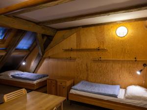 Postel nebo postele na pokoji v ubytování Zámecký Hostel Litomyšl