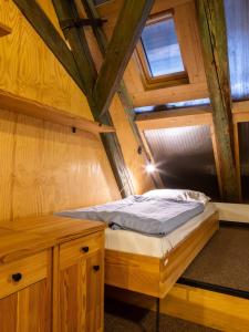 Postel nebo postele na pokoji v ubytování Zámecký Hostel Litomyšl