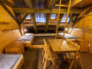 Postel nebo postele na pokoji v ubytování Zámecký Hostel Litomyšl