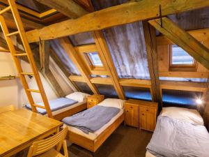 Postel nebo postele na pokoji v ubytování Zámecký Hostel Litomyšl