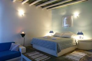 a bedroom with a bed and a blue couch at Anatoli in Áno Meriá