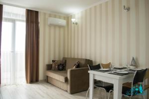 Uma área de estar em Your Apartments Batumi