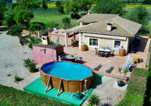 una vista aérea de una casa con piscina en Finca Can Titos, en Llucmajor