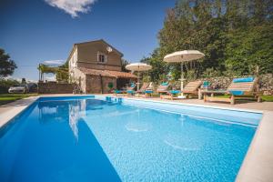 Bazén v ubytování Village Villa „ M „ nebo v jeho okolí