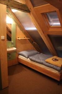 Postel nebo postele na pokoji v ubytování Zámecký Hostel Litomyšl