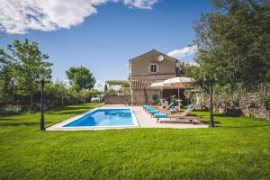 Bazén v ubytování Village Villa „ M „ nebo v jeho okolí
