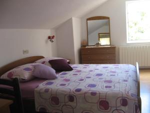 1 dormitorio con cama, tocador y espejo en Apartments & Room Nina en Korčula