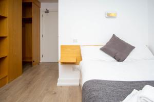 sypialnia z 2 łóżkami i drewnianą podłogą w obiekcie Dromroe Village University of Limerick w mieście Limerick