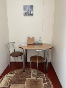 - une petite table avec deux chaises et un sac dans l'établissement Motel Tranzyt Plus, à Girka Polonka