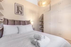 Postel nebo postele na pokoji v ubytování Chester City Centre Cottage, Sleeps 6 with FREE Parking
