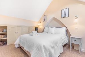 Postel nebo postele na pokoji v ubytování Chester City Centre Cottage, Sleeps 6 with FREE Parking