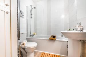 Koupelna v ubytování Chester City Centre Cottage, Sleeps 6 with FREE Parking