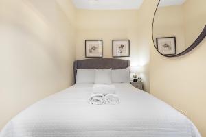 Postel nebo postele na pokoji v ubytování Chester City Centre Cottage, Sleeps 6 with FREE Parking
