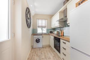 Kuchyň nebo kuchyňský kout v ubytování Chester City Centre Cottage, Sleeps 6 with FREE Parking