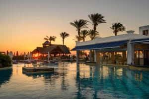 Bazén v ubytovaní Minos Imperial Luxury Beach Resort & Spa Milatos alebo v jeho blízkosti