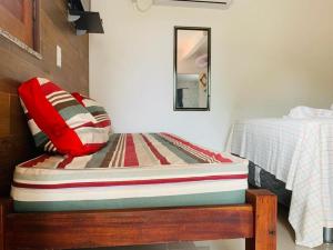 un colchón sentado en una cama en una habitación en Pousada O Rancho Alegre, en Moreré