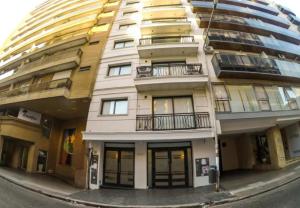 a large apartment building on the corner of a street at Guemes Apart Nueva Cordoba in Cordoba