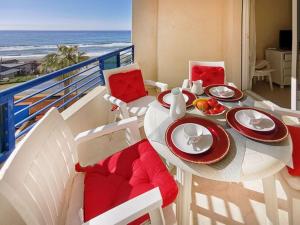 マルベーリャにあるBanana Beachのダイニングテーブル、海の景色を望む椅子