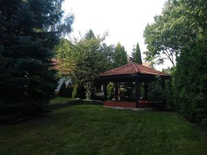 Vonkajšia záhrada v ubytovaní Szkocka 4 Apartamenty