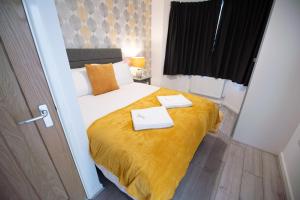 a bedroom with a bed with two towels on it at Franklin Lodge in Reading