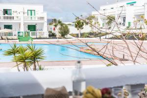 Bazén v ubytování Casa Anemona with terrace shared pool sea views and free wifi nebo v jeho okolí